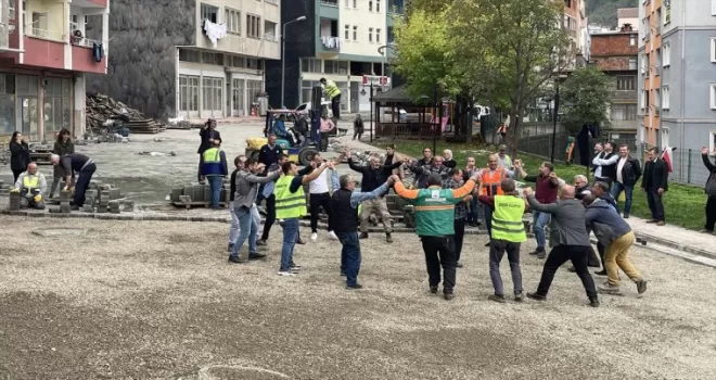 Artvin'in Borçka ilçesinde cadde ve sokaklar imece usulü yenileniyor
