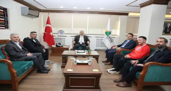 Artvin Valisi Doruk dünya üçüncüsü karateci Öz'ü ödüllendirdi