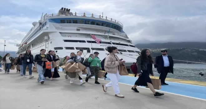 “Astoria Grande“ kruvaziyeri, 553 yolcusuyla Amasra’da demirledi