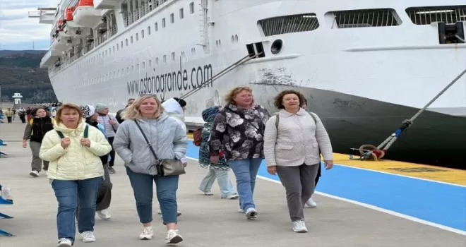 “Astoria Grande“ kruvaziyeri, 602 yolcusuyla Amasra’da demirledi