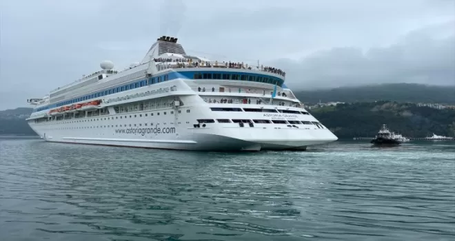 “Astoria Grande“ kruvaziyeri 614 yolcusuyla Amasra’da demirledi