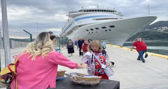 "Astoria Grande" kruvaziyeri 843 yolcusuyla üçüncü kez Amasra'ya geldi