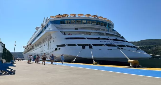 “Astoria Grande“ kruvaziyeri 855 yolcusuyla Amasra’da demirledi