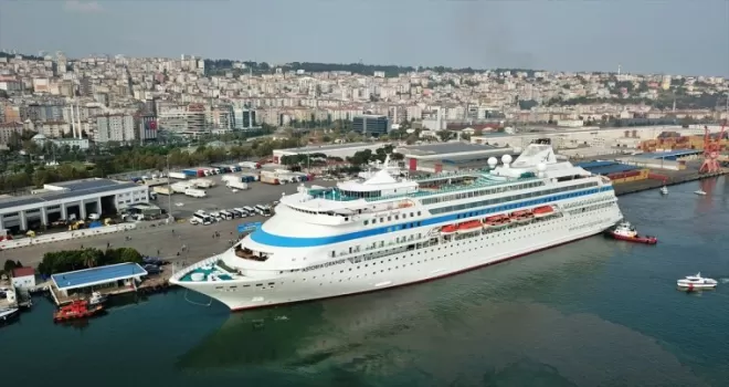 “Astoria Grande“ kruvaziyeri 861 yolcusuyla Samsun Limanı’na demirledi