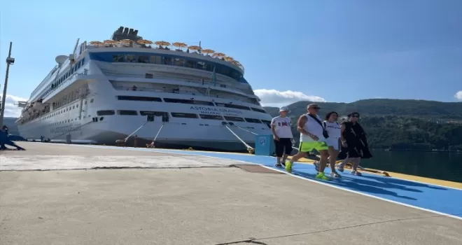 “Astoria Grande“ kruvaziyeri 922 yolcusuyla Amasra’da demirledi