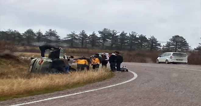 Ayancık’ta devrilen otomobilin sürücüsü yaralandı