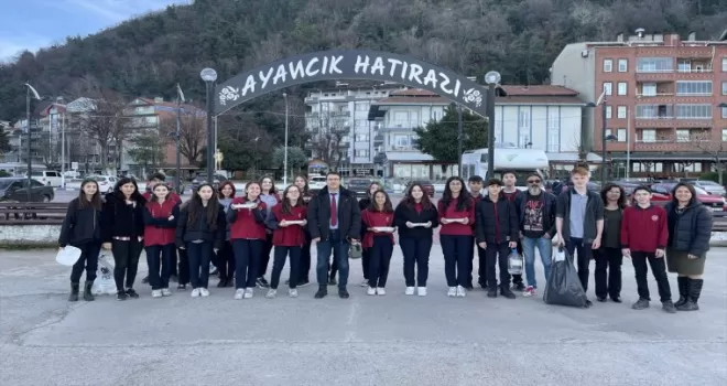 Ayancık'ta öğrencilerden sahipsiz hayvanlara mama desteği