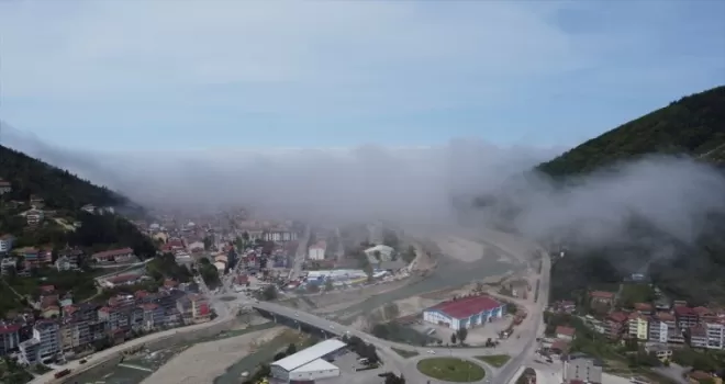 Ayancık’ta sis ilçenin üzerini kapladı