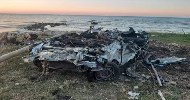 Ayancık’ta taşkında denize sürüklenen otomobilin enkazı çıkarıldı