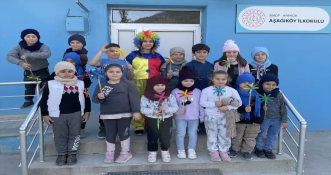 Ayancık'ta üniversite öğrencileri çocuklar için atkı ve bere ördü
