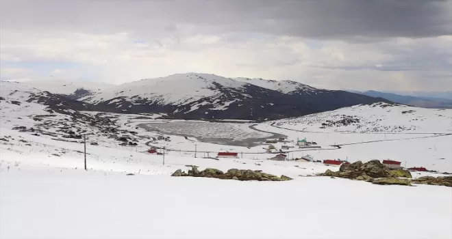 Aydıntepe Göleti ilkbaharda da buzla kaplı