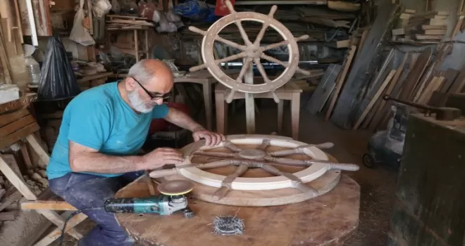 Baba yadigarı atölyesinde 15 yıldır “dümen“ yapıyor
