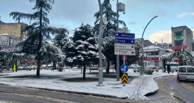 Bafra’da kar yağışı etkili oldu