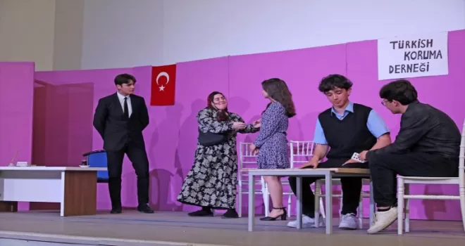 Bafra’da lise öğrencilerinin oynadığı “Türkçem Eyvah“ tiyatro oyunu sahnelendi