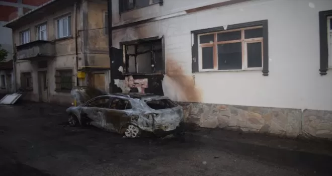 Bafra’da park halindeki otomobil yandı