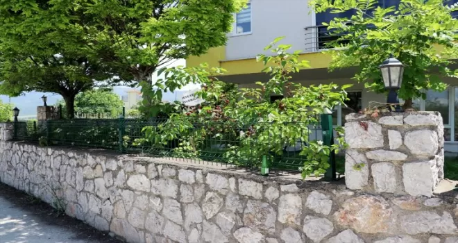 Bahçesindeki dut ağacına “İsteyen yiyebilir helal olsun“ yazısı astı