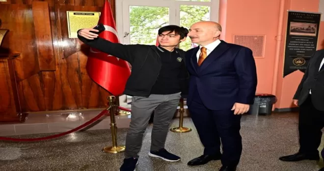 Bakan Karaismailoğlu, Trabzon Lisesi’nde sınıf arkadaşlarıyla buluştu