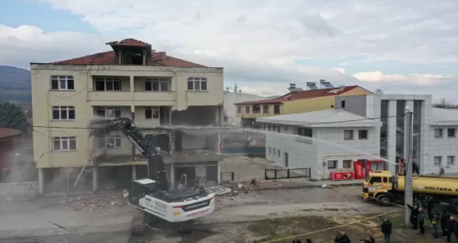 Bakan Kurum, depremin yaşandığı Düzce'de bina yıkım çalışmasına katıldı
