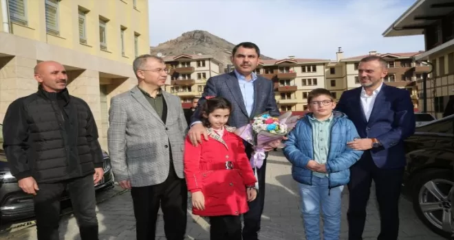 Bakan Kurum, Yusufeli'nin yeni yerleşim alanında incelemede bulundu: