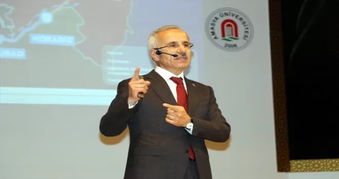 Bakan Uraloğlu, Amasya Üniversitesi’nde “ilk ders“ sunumunu yaptı