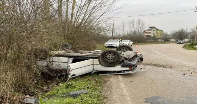 Bartın'da ağaca çarpıp devrilen otomobildeki 2'si çocuk 5 kişi yaralandı