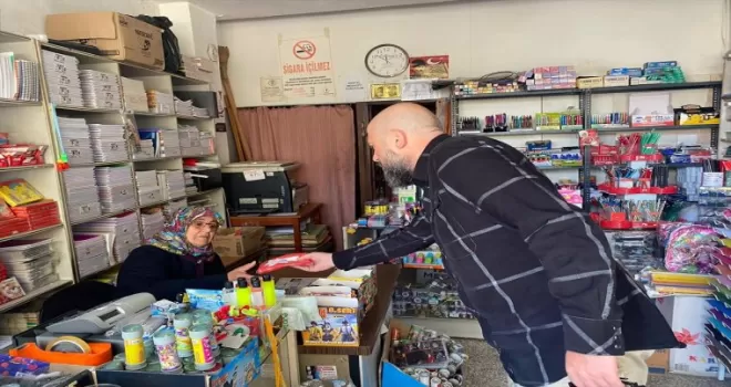 Bartın'da esnafa Türk bayrağı dağıtıldı