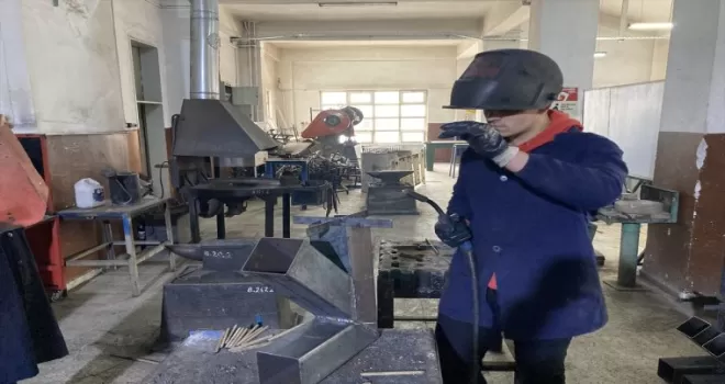 Bartın’da meslek liseliler depremzedeler için “roket soba“ üretiyor