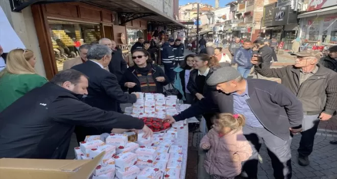 Bartın'da vatandaşlara kandil simidi dağıtıldı