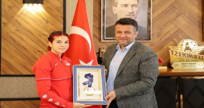 Başarılı sporcu Esra Bayrak, Belediye Başkanı Doğan’ı ziyaret etti
