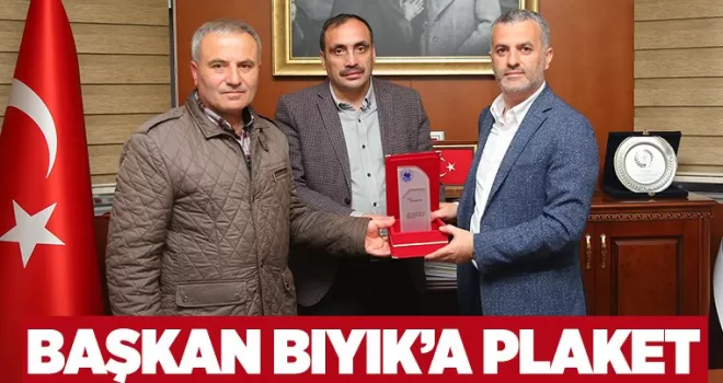 Başkan Bıyık'a Plaket
