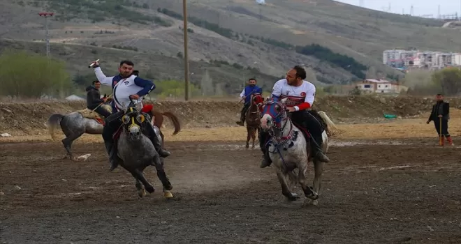 Bayburt’ta cirit sporcuları çamurlu zeminde atlarıyla gösteri yaptı