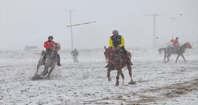 Bayburt'ta ciritçiler kar altında gösteri yaptı