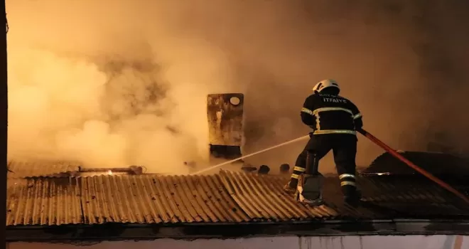 Bayburt'ta evin çatısında çıkan yangın söndürüldü