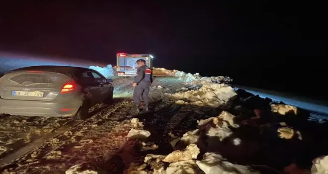 Bayburt’ta kar nedeniyle yolda mahsur kalan sürücü kurtarıldı