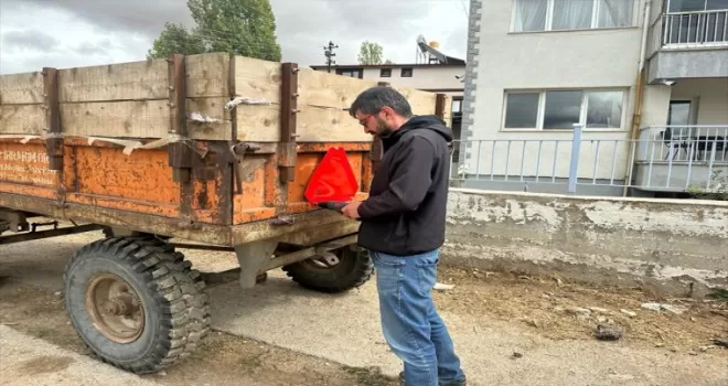 Bayburt’ta kazaları önlemek amacıyla traktör sürücülerine reflektör dağıtıldı
