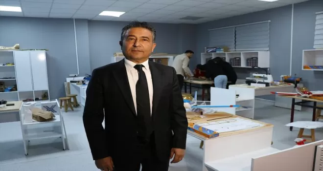 Bayburt'ta öğrenciler Tasarım ve Beceri Merkezi'nde geleceğe hazırlanıyor