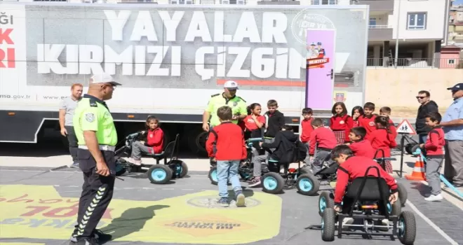 Bayburt’ta öğrencilere “Mobil Trafik Eğitim Tırı“nda eğitim verildi