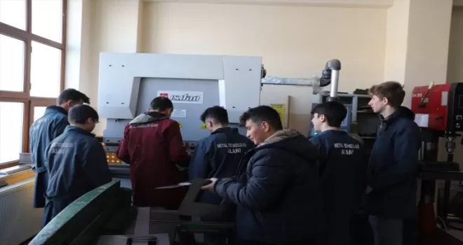 Bayburt’taki meslek lisesinde depremzedeler için soba üretimi sürüyor