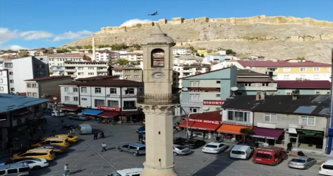 Bayburt'un simgelerinden "Saat Kulesi"nde restorasyon çalışması sürüyor