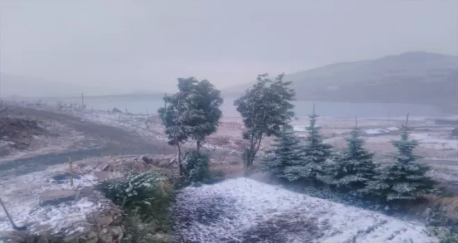 Bayburt'un yüksek kesimlerine kar yağdı