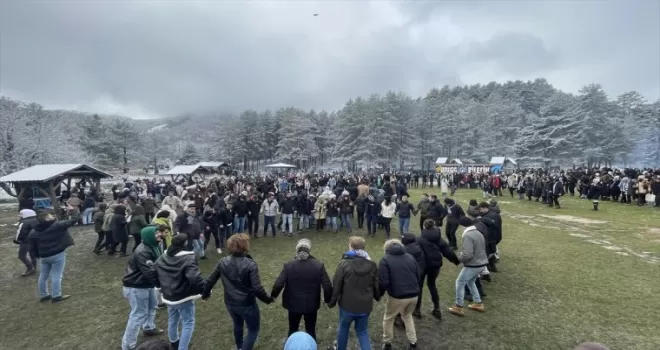 Beyaz örtüyle kaplanan Abant Gölü Milli Parkı’nda hamsi festivali düzenlendi