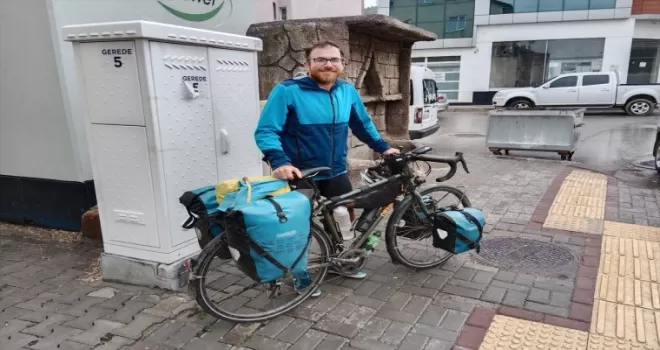 Bisikletiyle dünya turuna çıkan İngiliz turist, Gerede’de mola verdi