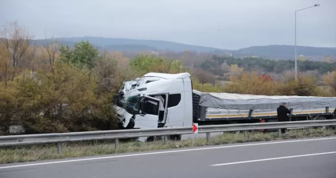 Bolu'da ağaca çarpan tırın sürücüsü kazayı yara almadan atlattı