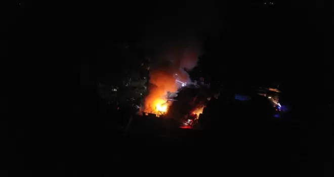 Bolu'da ahşap ev ve odunluk yandı