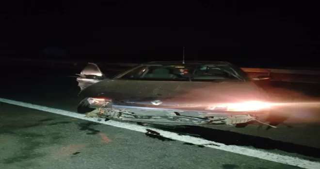 Bolu'da bariyere çarpan otomobildeki 3 kişi yaralandı