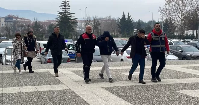 Bolu’da bir iş yerinden 500 bin lira çalan 3 şüpheli tutuklandı