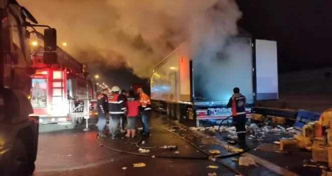 Bolu’da depremzedelere yardım taşıyan tırda çıkan yangın söndürüldü