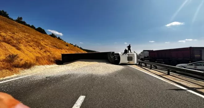 Bolu’da devrilen kum yüklü tır, ulaşımın aksamasına neden oldu