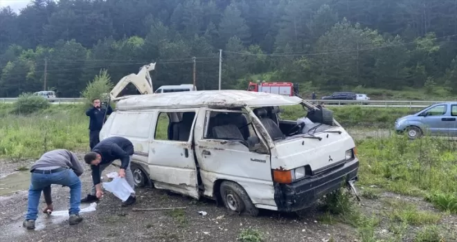 Bolu’da devrilen minibüsteki 2 kişi yaralandı