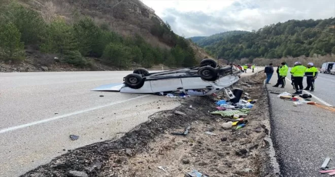 Bolu'da devrilen otomobildeki 3 kişi yaralandı